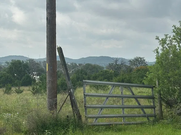 9 Sky Line Dr, Comfort, TX 78013