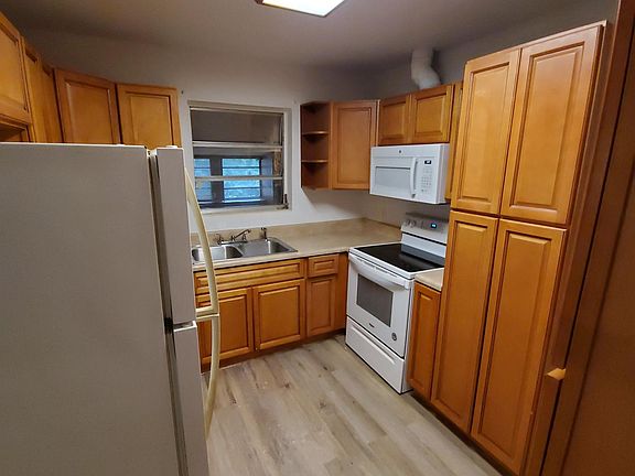 5th image of 1147 N Webster Dr