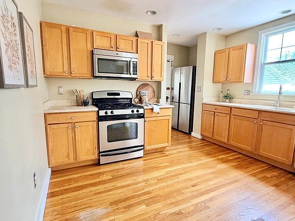 3rd image of 18 Chandler St Unit 18