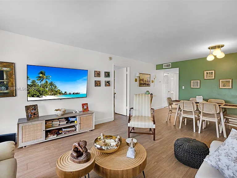 950 Hillcrest Dr #212 — Photo 10