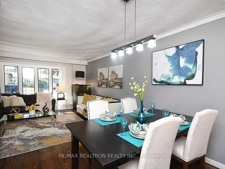 1 Sunderland Cres — Photo 2