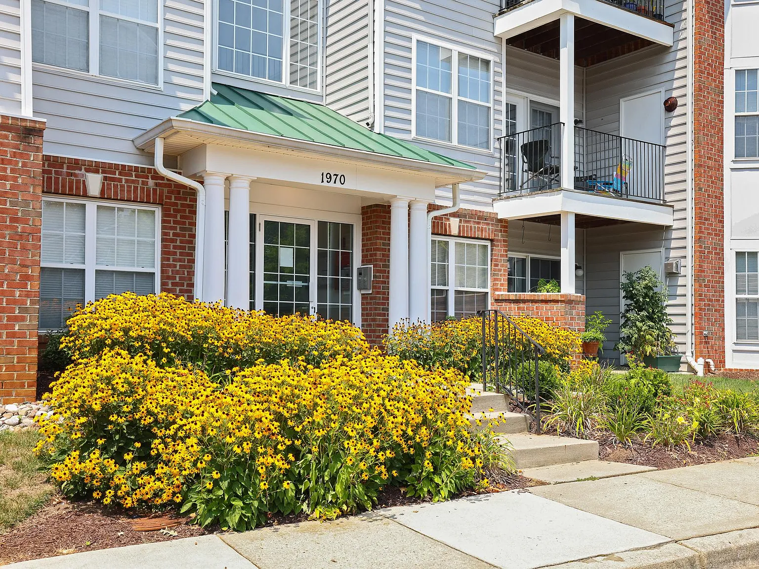 2 bed, 1328 sqft, $3,100 — Photo 1