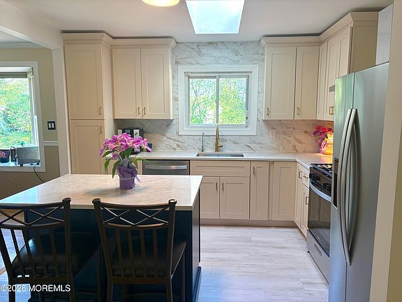 3rd image of 29 Greenleaf Drive