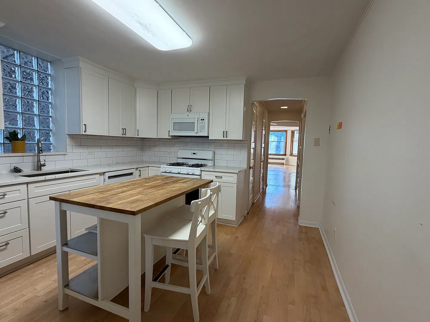 3 bed, 1400 sqft, $2,600 — Photo 4