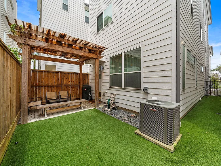 1217 Crockett St — Photo 31