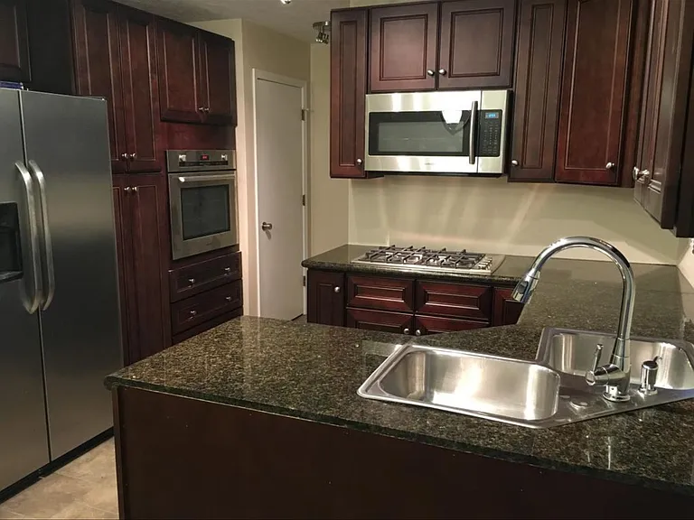 2148 White Oak Dr — Photo 4