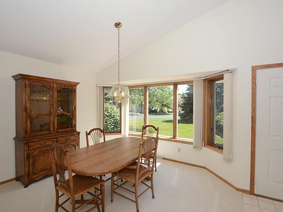 4th image of 108 E Sutton Pl