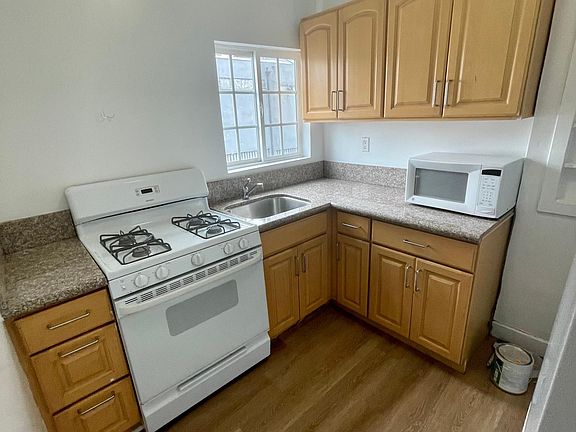 2nd image of 842 N Hayworth Ave #1/4
