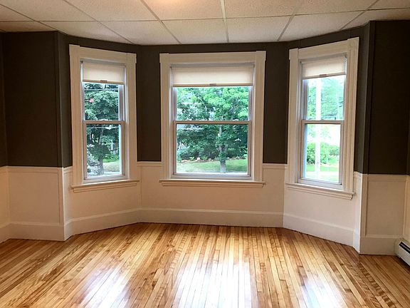 Beautiful natural light with bay window in large bedroom