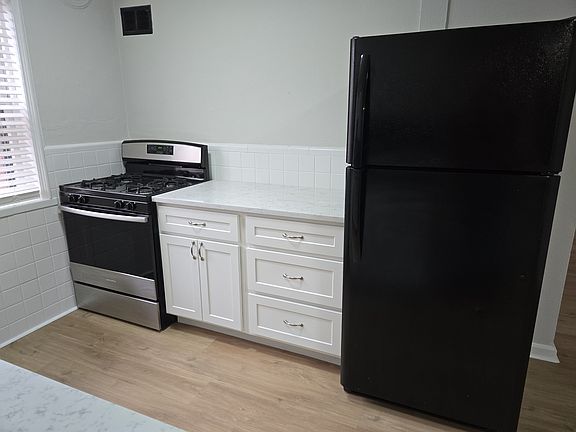 2nd image of 3406 Lawn Ave #2F