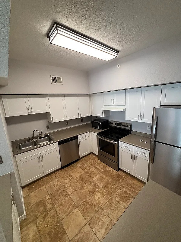 501 S Moody Ave — Photo 2