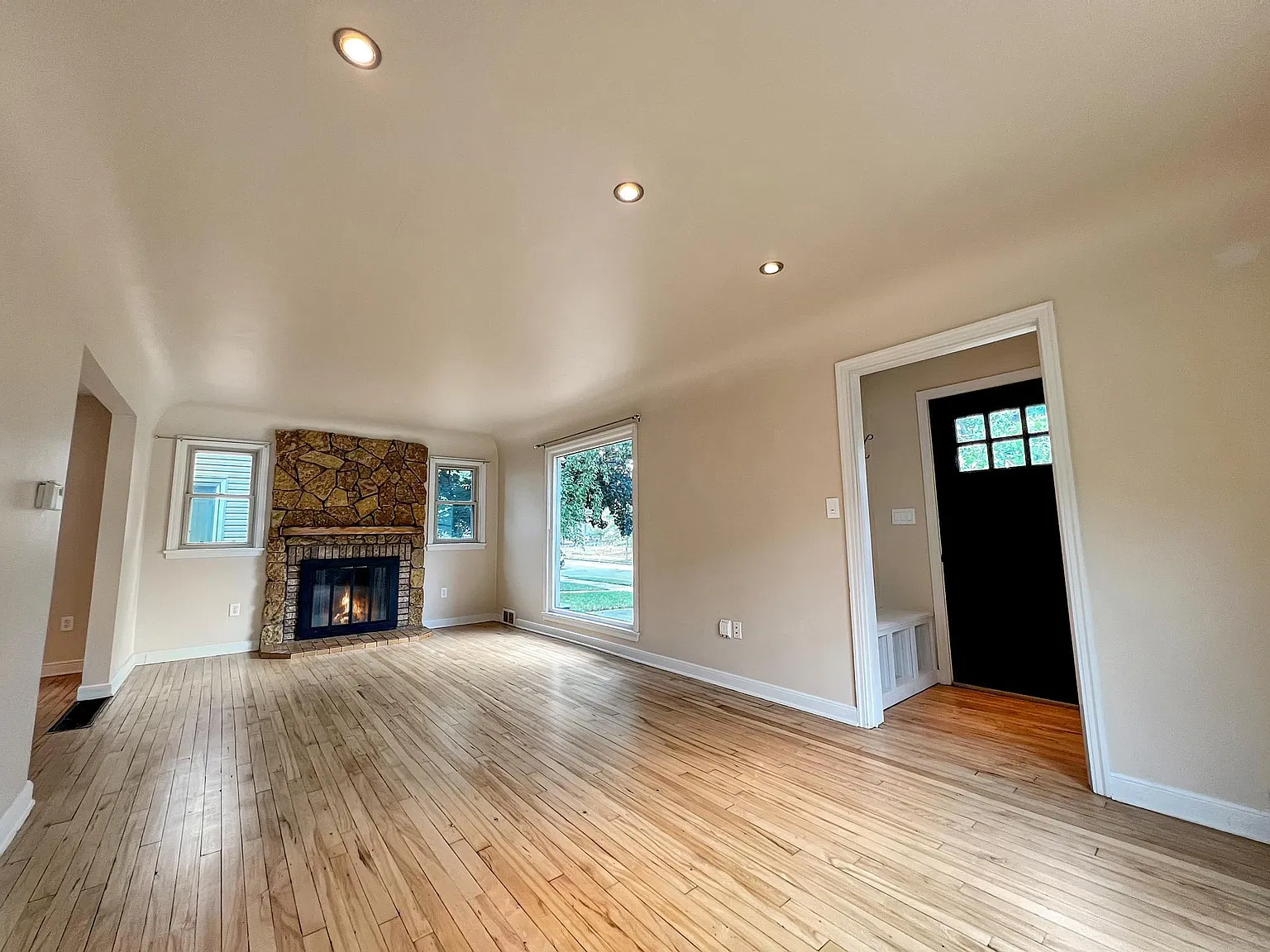3 bed, 1.0 bath, 1488 sqft, $1,700 — Photo 3