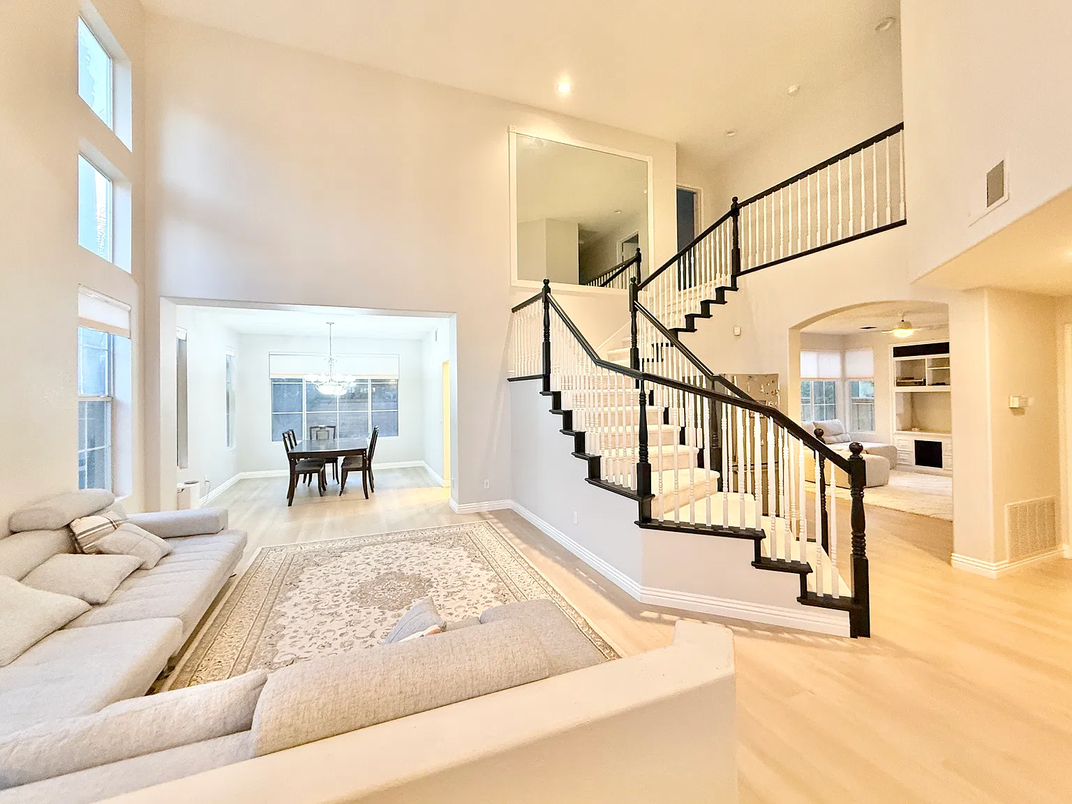 6 bed, 3.5 bath, 2935 sqft, $8,600 — Photo 2