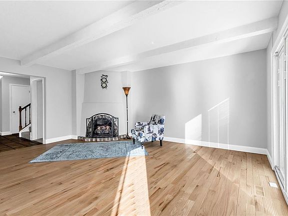 5th image of 10239 Robinson St
