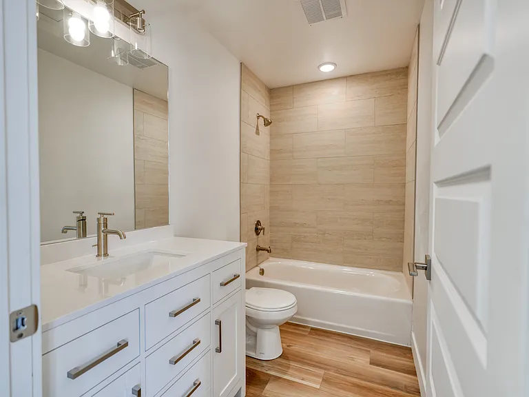 241 E 100 N #400 — Photo 24