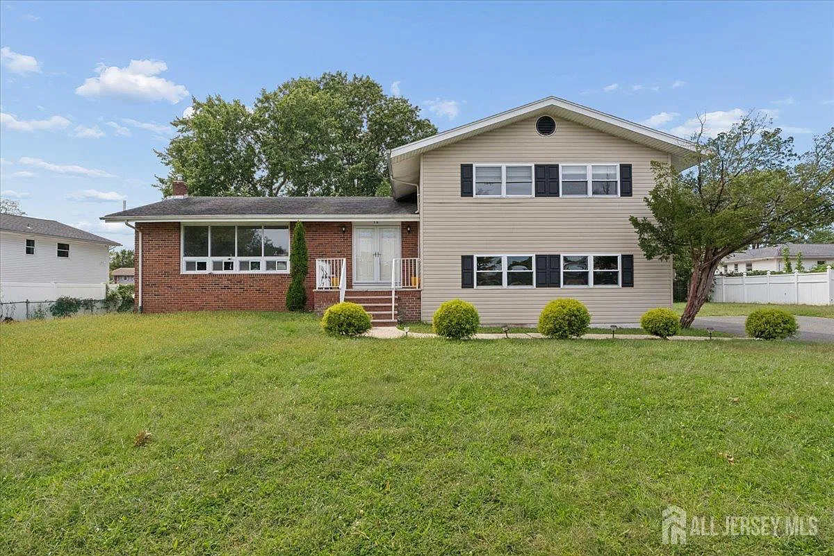 4 bed, 2.5 bath, 2321 sqft, $4,200 — Photo 1