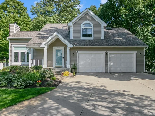 9979 Calla Dr, South Lyon, MI 48178