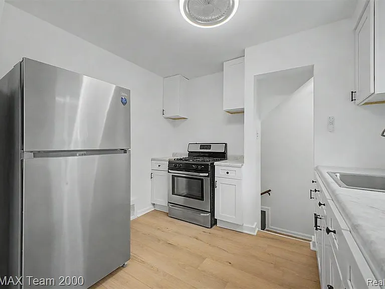 1670 Riverbank St — Photo 16