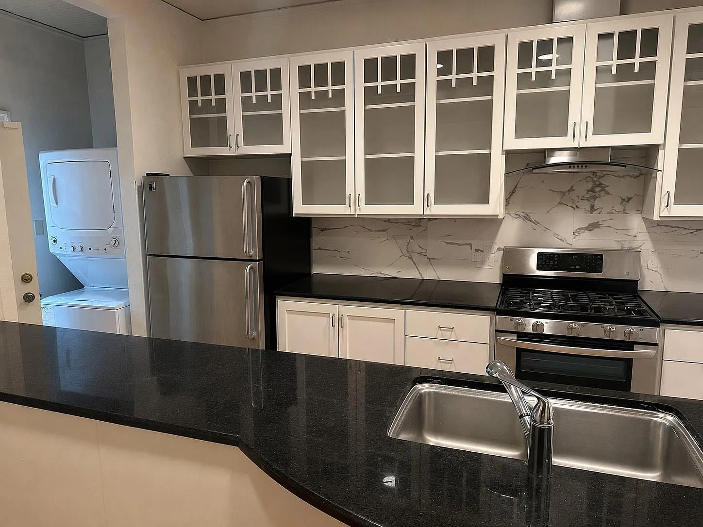 4 bed, 3.0 bath, 1930 sqft, $6,000 — Photo 4