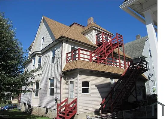 6 bed, 2500 sqft, $2,400 — Photo 2