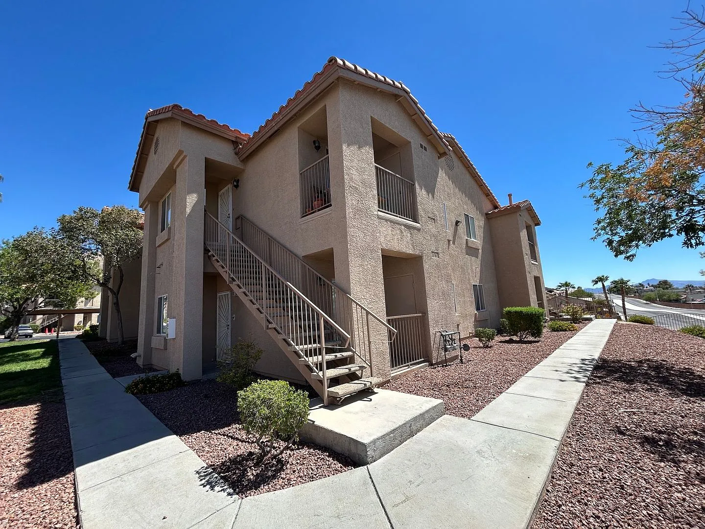 Spacious 2 Bedroom Condo In Gated Community — Photo 2