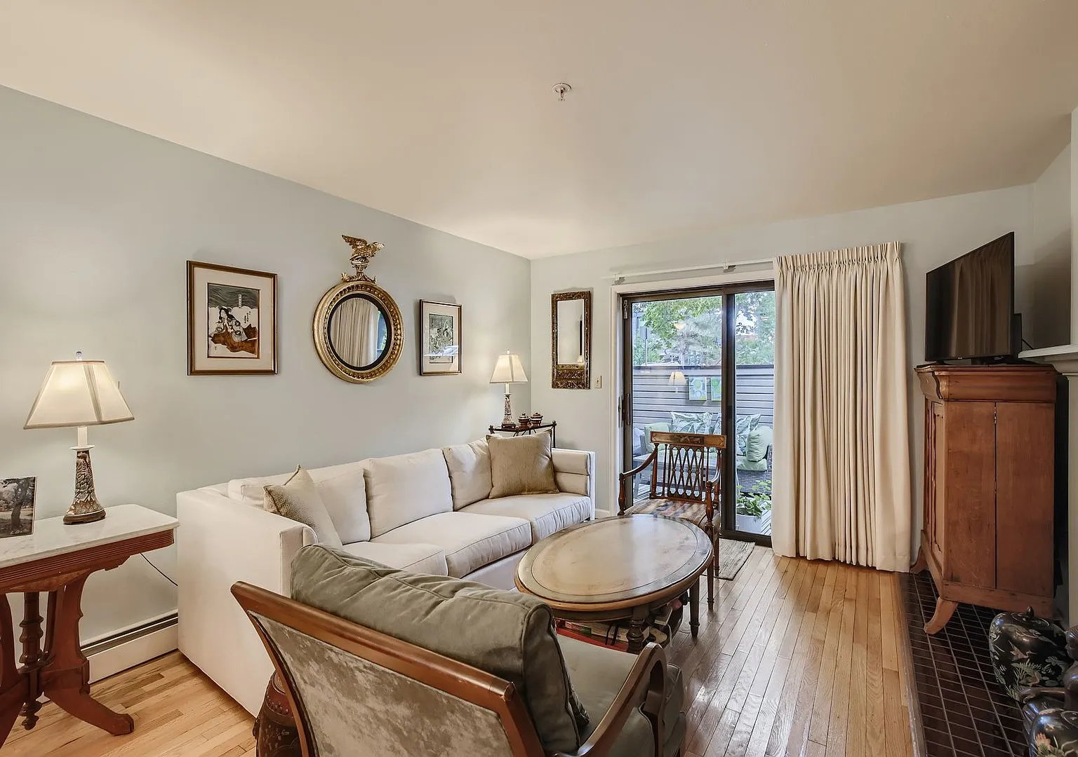 Ideal Downtown 1 BDR Close to Shops & Trails — Photo 3
