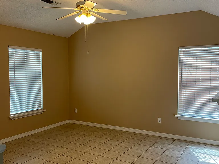 904 Spring Ave — Photo 2