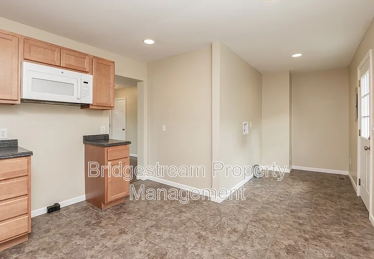 340 Walnut St — Photo 17