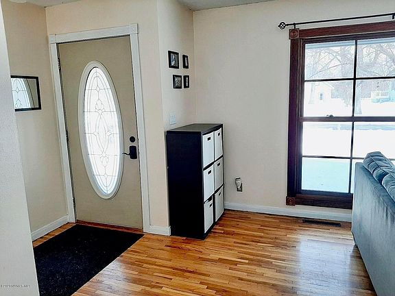 3rd image of 910 Steenerson St NE