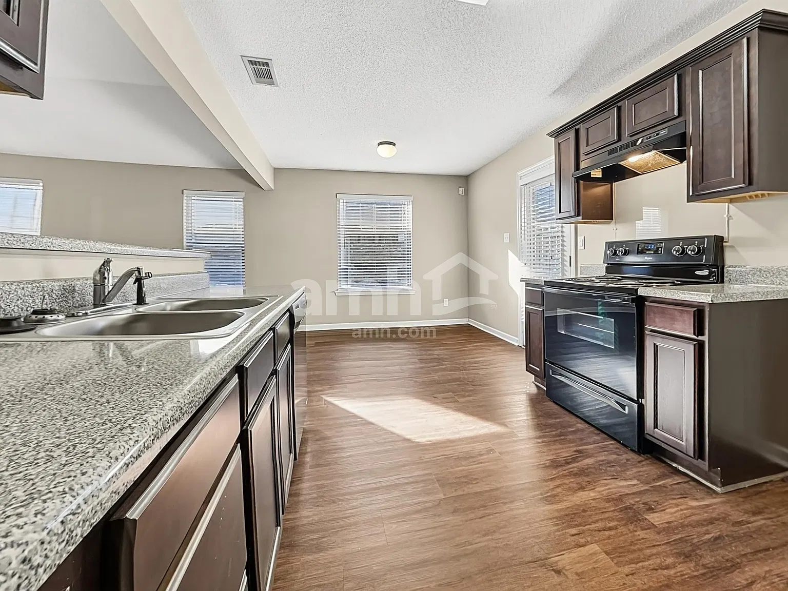 3 bed, 2.0 bath, 1357 sqft, $1,790 — Photo 4
