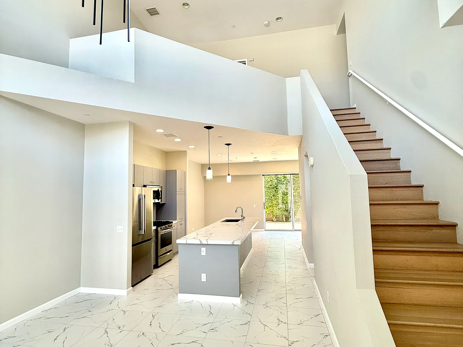 2 bed, 2.5 bath, 1387 sqft, $3,000 — Photo 2