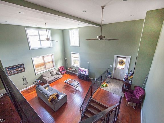 2nd image of 533 Beach St