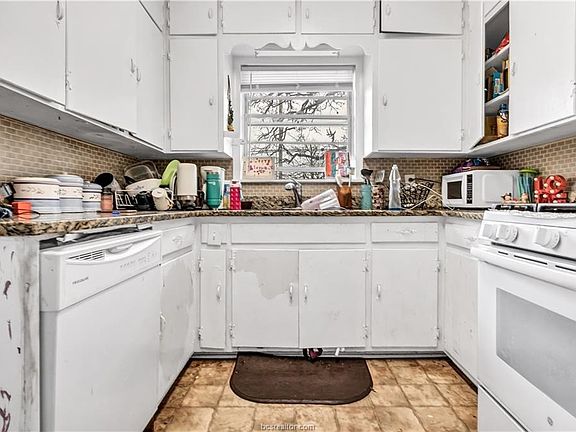 5th image of 910 Gilchrist Ave