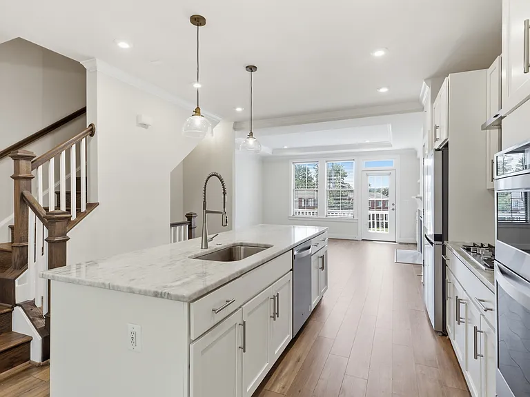 2252 S Glebe Rd — Photo 11