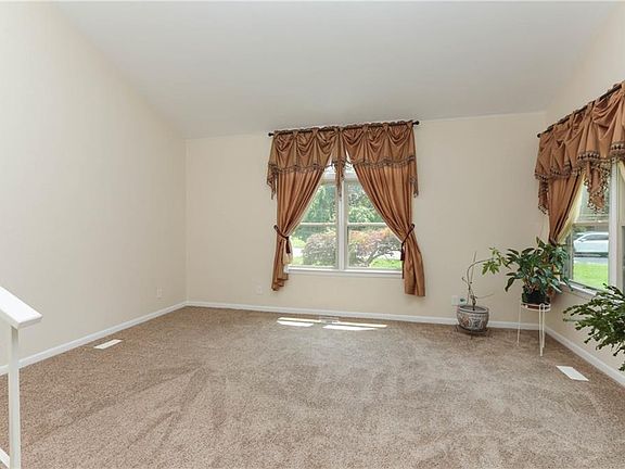 4th image of 2412 Lakewood Ln