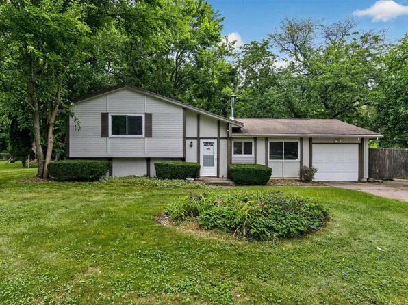 24403 Rolling Oak Dr, South Bend, IN 46628
