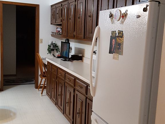 Kitchen - cupboards galor!