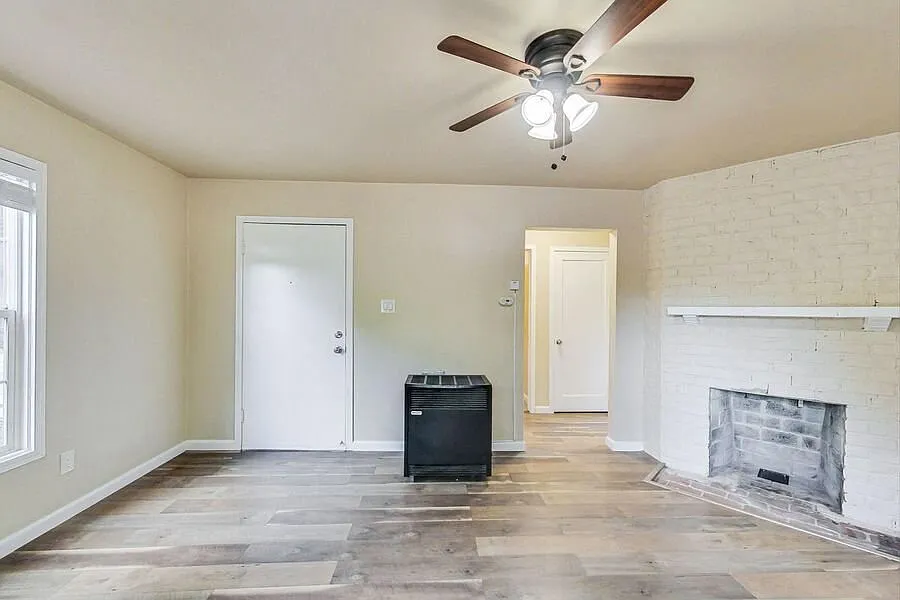 Updated apartment in great location near University Ave with out door space! — Photo 2