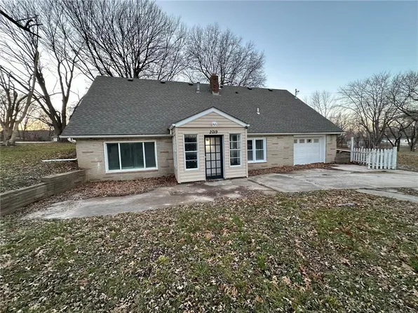 2019 N Hines Rd, Independence, MO 64058