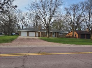 2880 Country Club Dr, Windom, MN 56101
