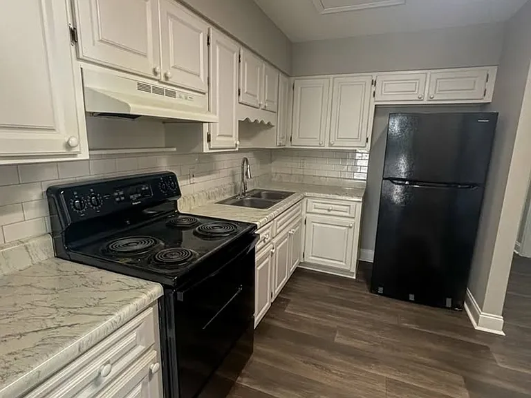 Radcliff Court Apartments — Photo 13