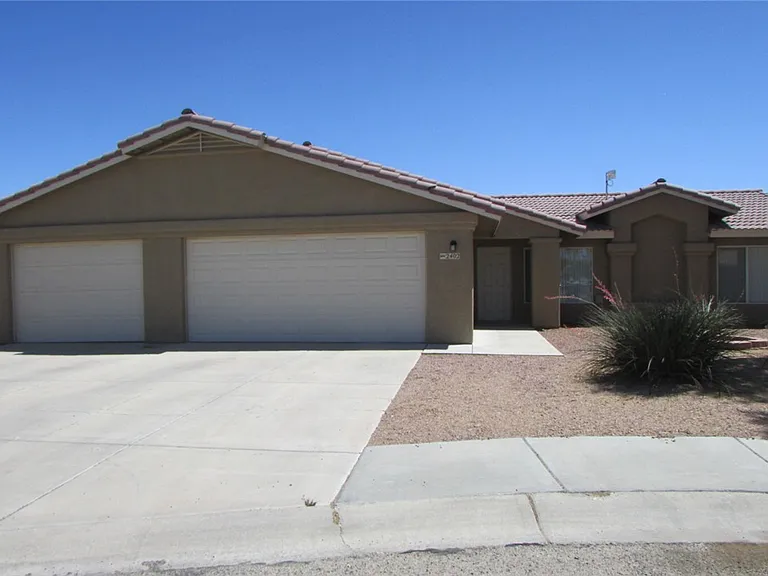 2402 E Prickly Pear Dr — Photo 1