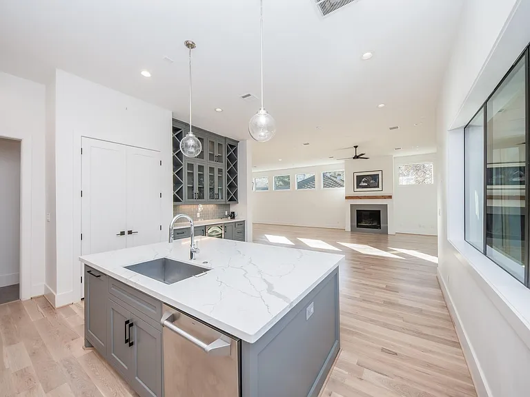 2501 Julian St — Photo 15