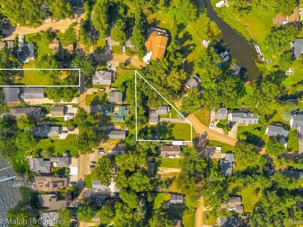 9467 Leona St, White Lake, MI 48386