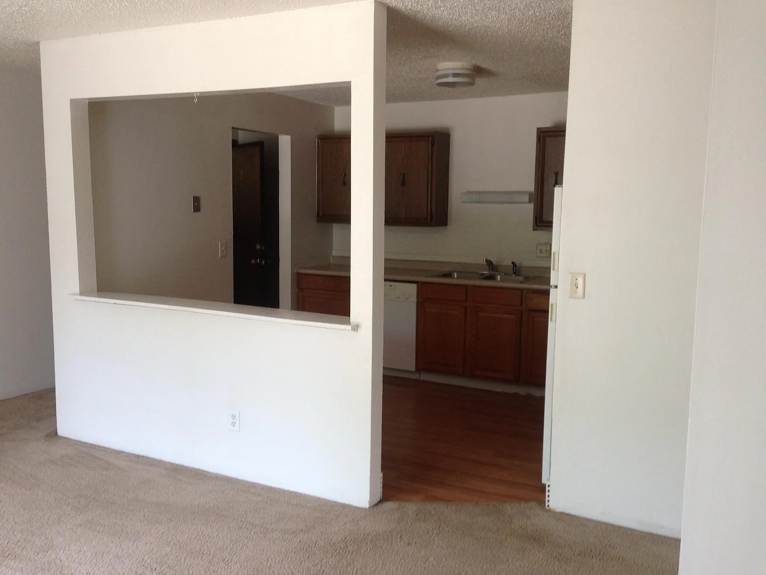 2 bed, 900 sqft, $825 — Photo 2