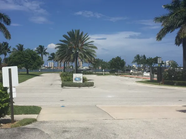 302 Lake Shore Dr APT 2, Lake Park, FL 33403