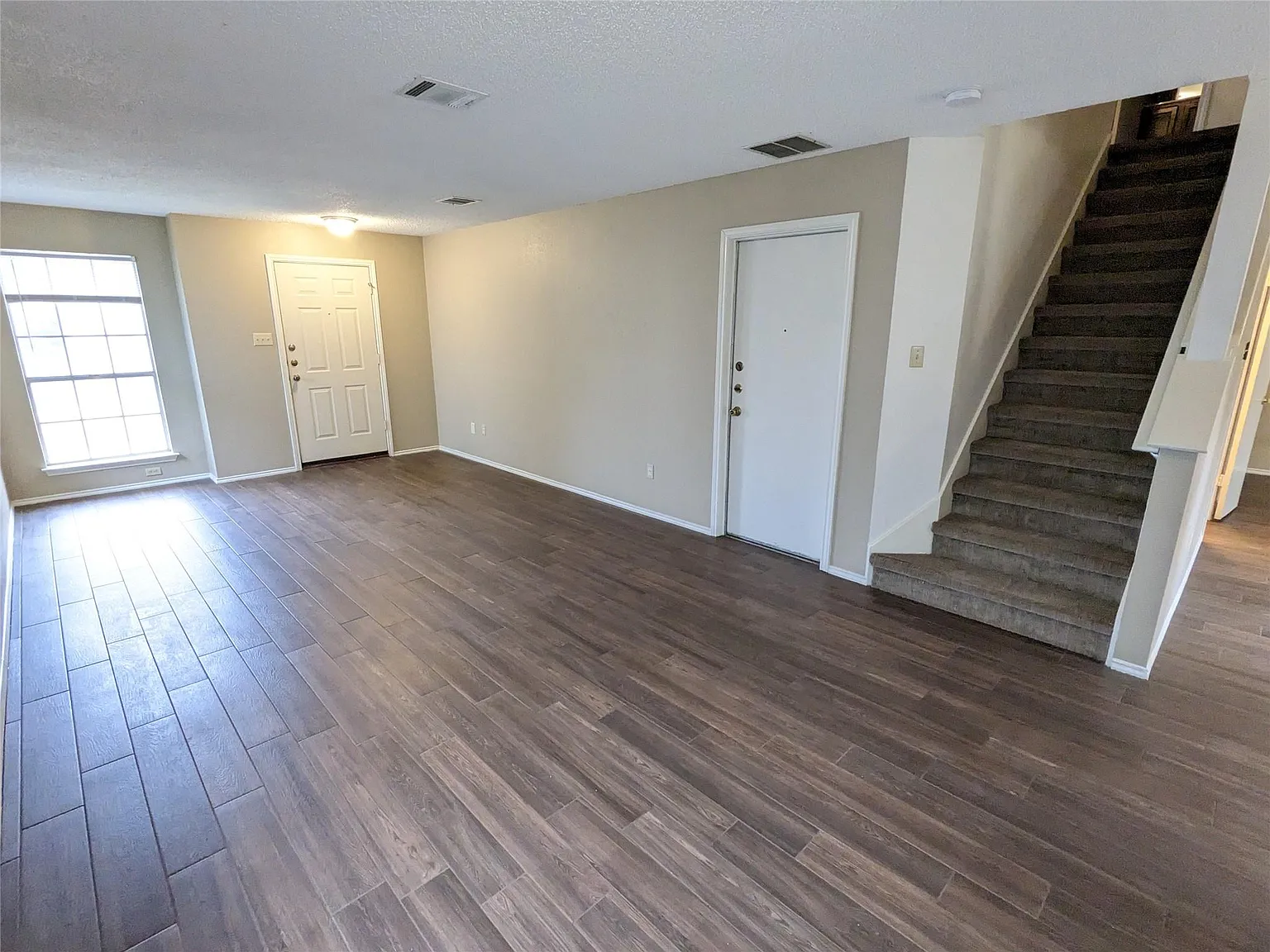 4 bed, 2.5 bath, 1891 sqft, $2,400 — Photo 4