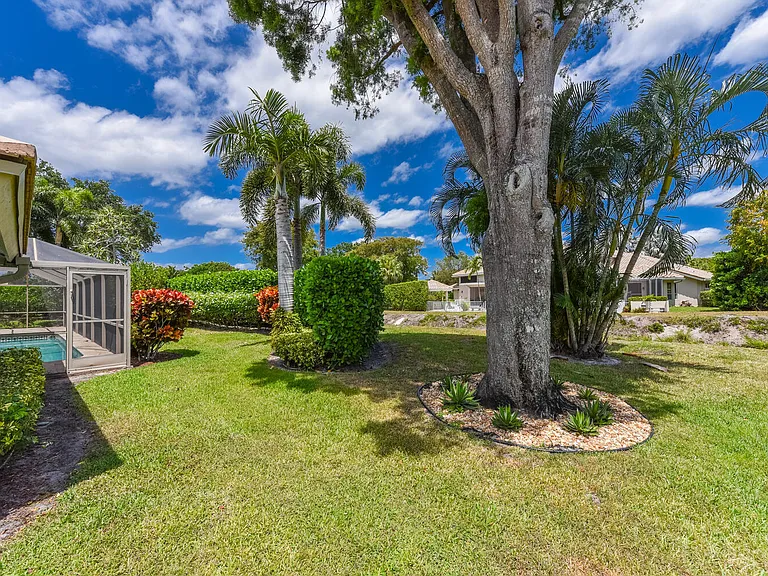 3185 Saint James Dr — Photo 38