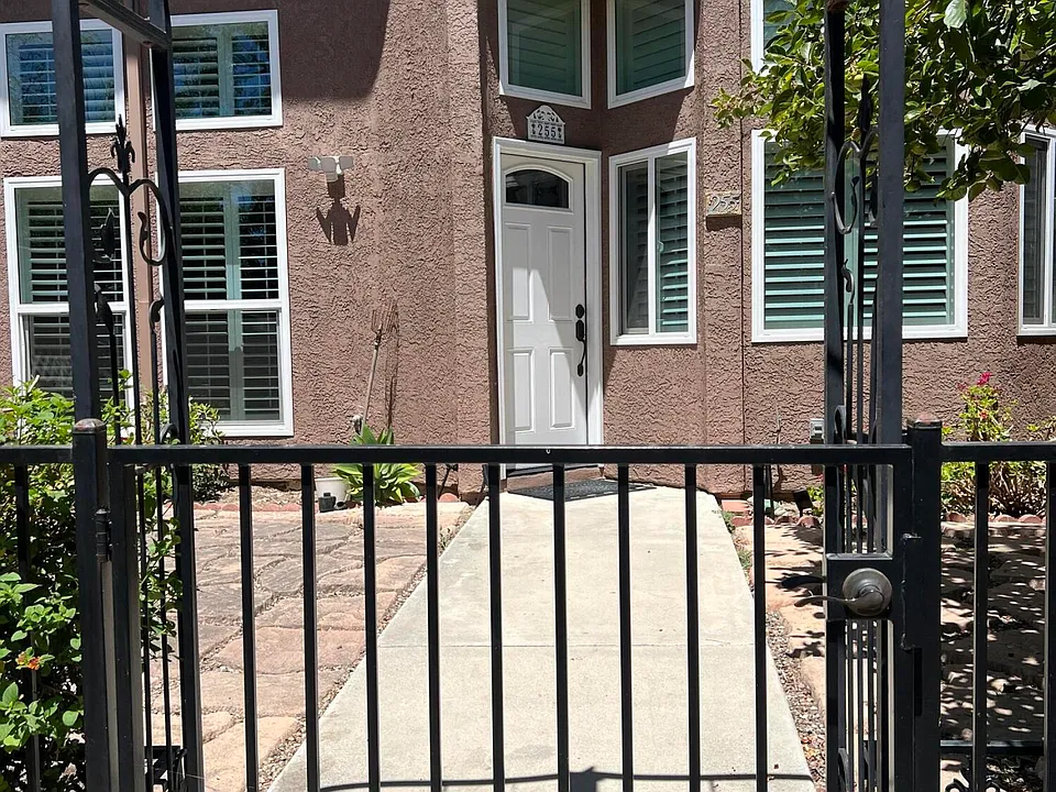 255 N Skyline Dr