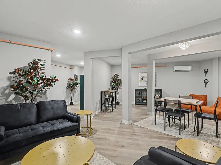 Mayfair Apartments — Photo 30